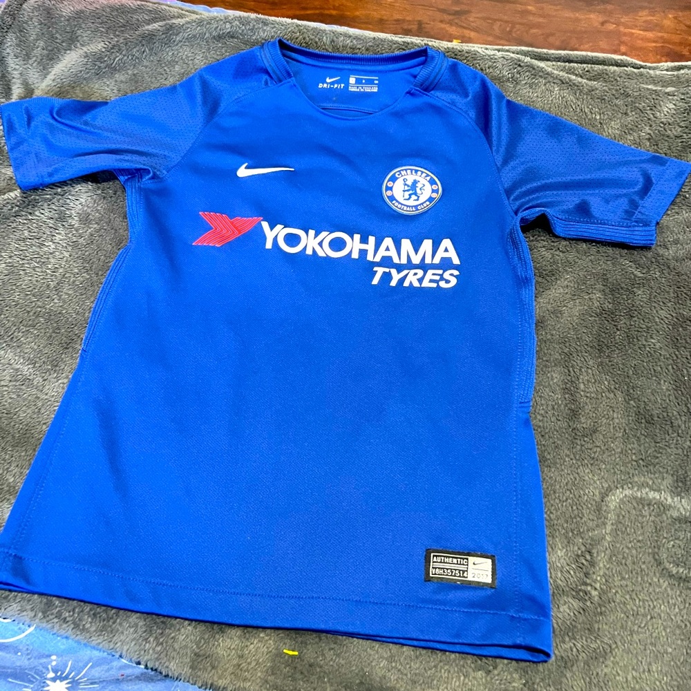 Selling Chelsea soccer jersey size small (kids)